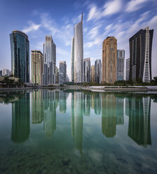 Stadtbild von Dubai, Vereinigte Arabische Emirate, mit Wolkenkratzern entlang der Uferpromenade. - MINF07584