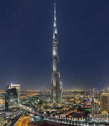 Stadtbild von Dubai, Vereinigte Arabische Emirate, in der Abenddämmerung, mit dem beleuchteten Burj Khalifa-Wolkenkratzer im Vordergrund. - MINF07586