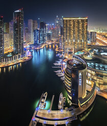 Stadtbild von Dubai, Vereinigte Arabische Emirate, in der Abenddämmerung, mit beleuchteten Wolkenkratzern entlang des Dubai Creek. - MINF07587