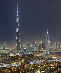 Stadtbild von Dubai, Vereinigte Arabische Emirate, in der Abenddämmerung, mit dem beleuchteten Burj Khalifa-Wolkenkratzer im Vordergrund. - MINF07588
