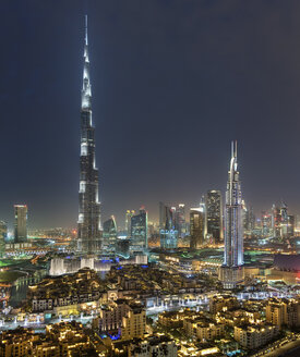 Stadtbild von Dubai, Vereinigte Arabische Emirate, in der Abenddämmerung, mit dem beleuchteten Burj Khalifa-Wolkenkratzer im Vordergrund. - MINF07588