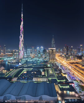 Stadtbild von Dubai, Vereinigte Arabische Emirate, in der Abenddämmerung, mit dem beleuchteten Burj Khalifa-Wolkenkratzer im Vordergrund. - MINF07589