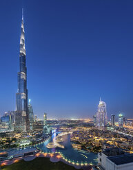 Stadtbild von Dubai, Vereinigte Arabische Emirate, in der Abenddämmerung, mit dem beleuchteten Burj Khalifa-Wolkenkratzer im Vordergrund. - MINF07590