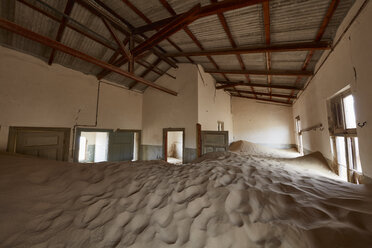 Das Innere eines verlassenen Gebäudes voller Sand. - MINF07605