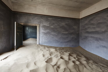 Interior of an abandoned building full of sand. - MINF07607