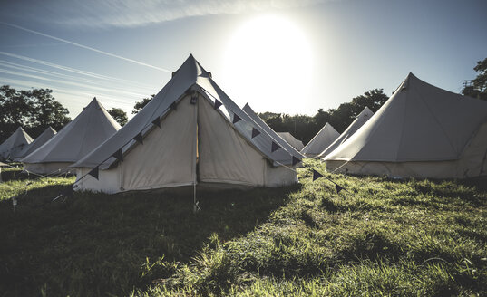 Glamping Glockenzelte, traditionelle Zeltplanen in einem Gehege auf dem Campinggelände eines Outdoor-Musikfestivals. - MINF07645