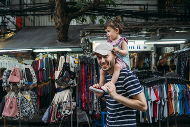 Thailand, Bangkok, Porträt von lächelndem Vater und Tochter auf der Khao San Road - GEMF02282