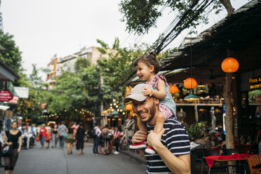 Thailand, Bangkok, Porträt von lächelndem Vater und Tochter auf der Khao San Road - GEMF02284