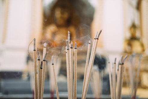 Thailand, Bangkok, Weihrauchverbrennung vor Buddha-Statuen in einem buddhistischen Tempel - GEMF02286