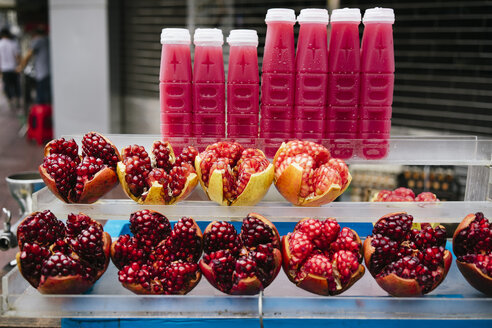 Thailand, Bangkok, Granatapfelsaft in einem Straßenverkaufsstand - GEMF02287