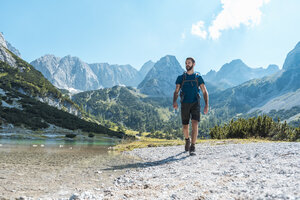 Österreich, Tirol, Mann beim Wandern am Seebensee - DIGF04737