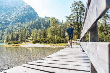 Österreich, Tirol, Wanderer am Seebensee auf der Uferpromenade - DIGF04740