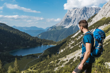 Österreich, Tirol, Junger Mann beim Wandern in den Bergen am Seebensee - DIGF04759