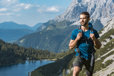 Österreich, Tirol, Junger Mann beim Wandern in den Bergen am Seebensee - DIGF04762