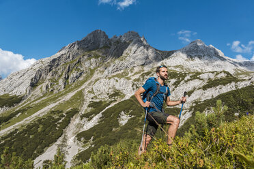 Österreich, Tirol, Junger Mann beim Wandern in den Bergen am Seebensee - DIGF04765