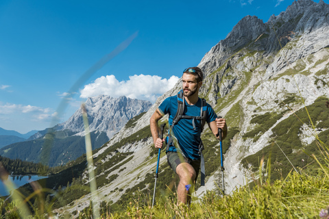 Österreich, Tirol, Junger Mann beim Wandern in den Bergen am Seebensee, lizenzfreies Stockfoto