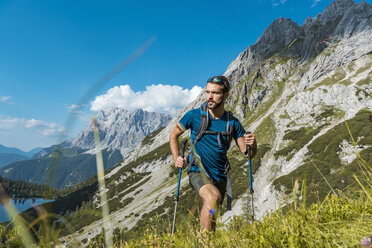 Österreich, Tirol, Junger Mann beim Wandern in den Bergen am Seebensee - DIGF04766