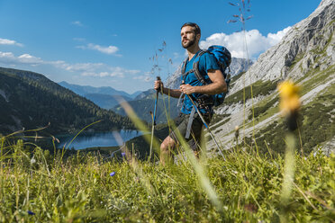 Austria, Tyrol, Young man hiking in the maountains at Lake Seebensee - DIGF04767