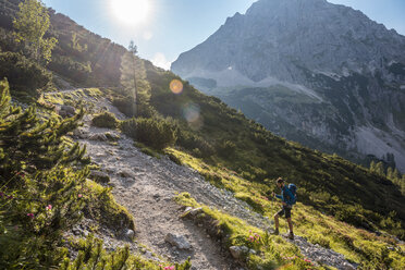 Österreich, Tirol, Junger Mann beim Wandern in den Bergen - DIGF04768