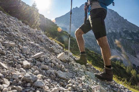 Österreich, Tirol, Junger Mann beim Wandern in den Bergen, lizenzfreies Stockfoto