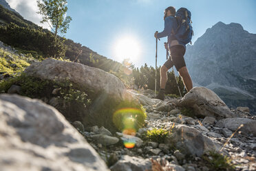 Österreich, Tirol, Junger Mann beim Wandern in den Bergen - DIGF04771