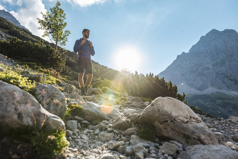 Österreich, Tirol, Junger Mann beim Wandern in den Bergen, lizenzfreies Stockfoto