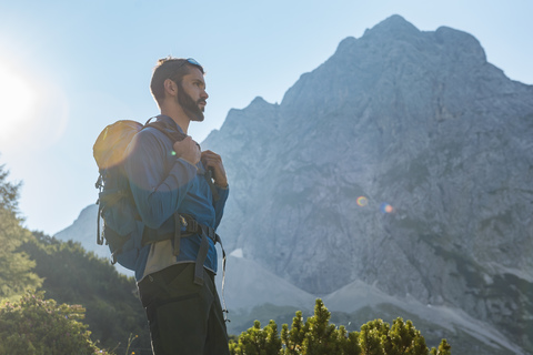 Österreich, Tirol, Wanderer mit Rucksack beim Wandern in den Bergen, lizenzfreies Stockfoto