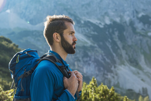 Österreich, Tirol, Wanderer mit Rucksack beim Wandern in den Bergen - DIGF04774