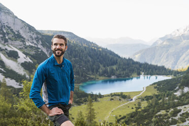 Österreich, Tirol, Wanderer macht Pause in den Bergen am Seebensee - DIGF04788