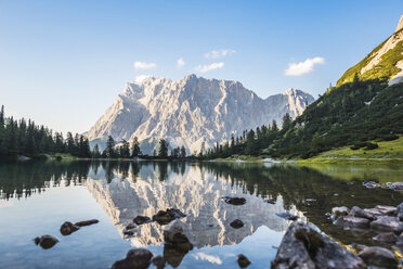 Austria, Tyrol, Lake Seebensee in summer - DIGF04792