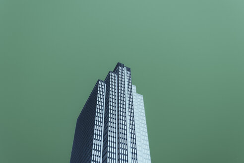Abstraktes Bild eines modernen Bürogebäudes, das sich in den Himmel erstreckt. - MINF07780