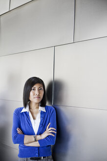 Asiatische Geschäftsfrau in der Lobby eines großen Bürogebäudes. - MINF07826