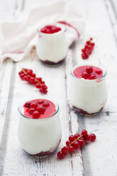 Dessert aus roten Johannisbeeren mit Mascapone, Sahne und griechischem Joghurt - LVF07383