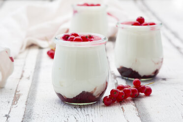 Red currant dessert with mascapone, cream and Greek yogurt - LVF07384