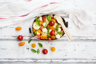 Tortellini-Salat mit Tomate, Mozzarella und Basilikum in der Lunchbox - LVF07392