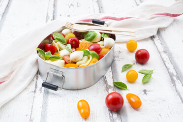 Tortellini salad with tomato, mozzarella and basil in lunch box - LVF07393