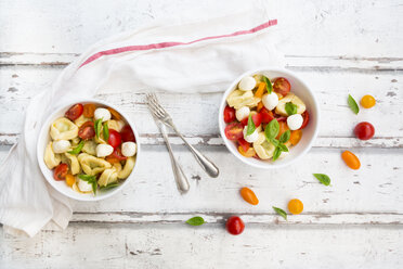 Tortellini salad with tomato, mozzarella and basil - LVF07394