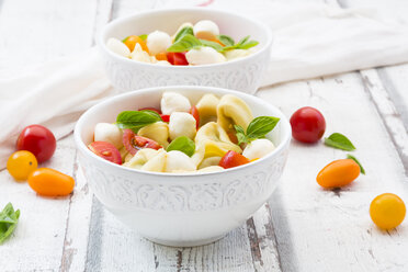 Tortellini salad with tomato, mozzarella and basil - LVF07395