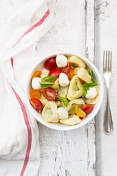 Tortellini-Salat mit Tomate, Mozzarella und Basilikum - LVF07396