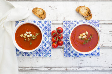 Tomatensuppe mit geröstetem Brot, Croutons und Thymian, Draufsicht - LVF07398