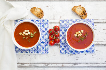 Tomato soup with roasted bread, croutons and thyme, overhead view - LVF07398