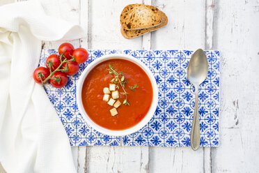 Tomato soup with roasted bread, croutons and thyme, overhead view - LVF07399