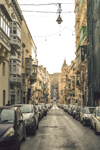 Malta, Valletta, Straße mit parkenden Autos, lizenzfreies Stockfoto