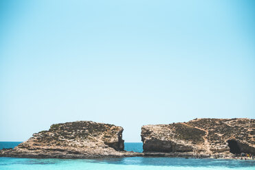 Malta, Felsen am Strand von Comino - ACPF00191