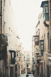 Malta, Valletta, Enge Gasse mit Erkern - ACPF00223