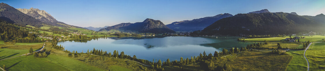 Österreich, Tirol, Kaiserwinkl, Luftaufnahme des Walchsees, Panorama - AIF00545