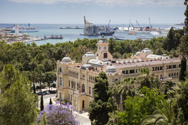 Spanien, Andalusien, Malaga, Rathaus und Hafen im Hintergrund - WIF03564