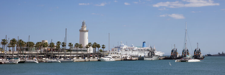 Spanien, Andalusien, Malaga, Panoramablick auf den Hafen, Leuchtturm La Farola de Malaga - WIF03572