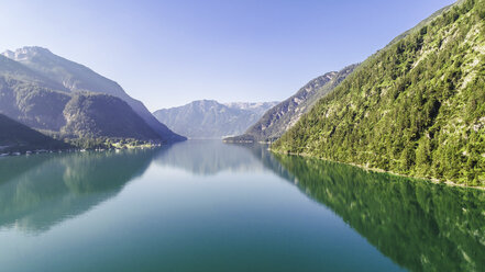 Austria, Tyrol, Lake Achensee in the morning, View to Klobenjoch, Hochiss and Seekarspitze - AIF00546