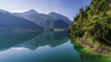 Österreich, Tirol, Achensee am Morgen, Blick auf Klobenjoch, Hochiss und Seekarspitze - AIF00549